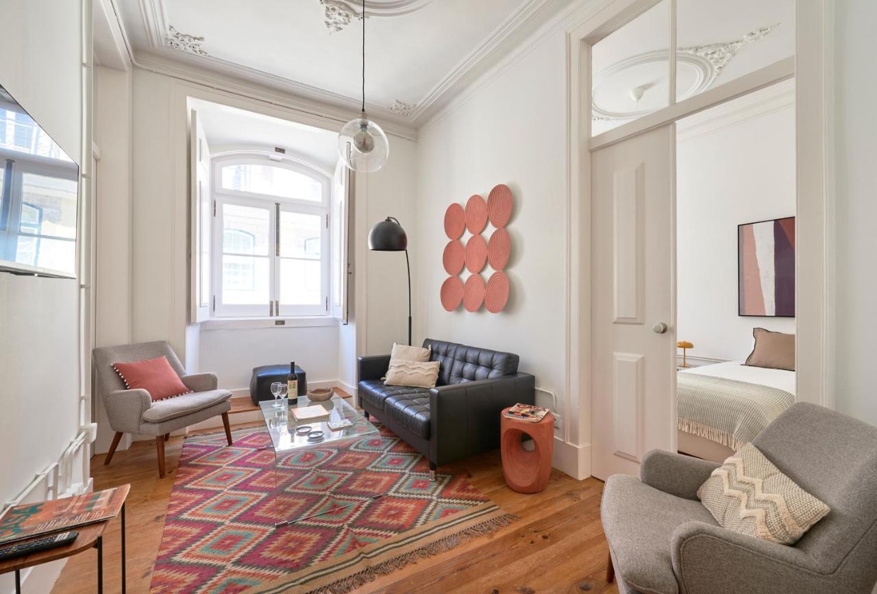 Sunny Pink Street Historical Apt, By Timecooler Lizbona Zewnętrze zdjęcie